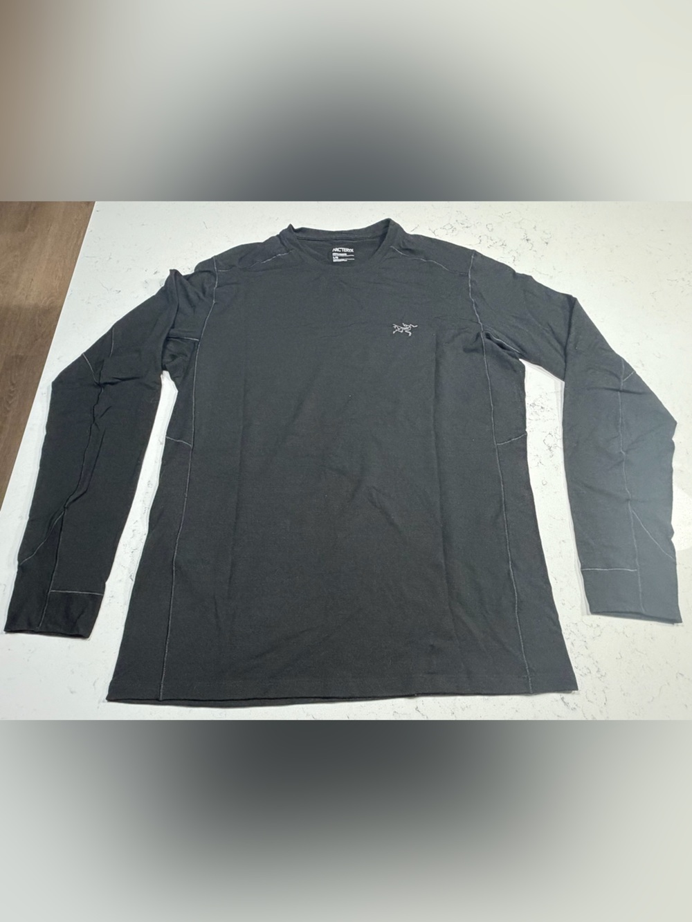 Authentic Arc’teryx men’s long-sleeve technical shirt in black, size Large. Feat
